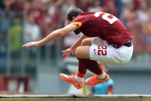  罗马定位球战术奏效，曼奇尼头槌制胜球