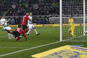  弗赖堡客场稳扎稳打战平科隆收获一分