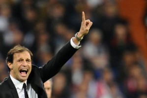  AC米兰主场溃败，球迷高呼教练下课  