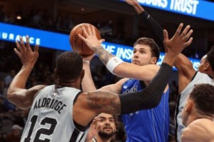  东契奇40+三双独行侠登顶  