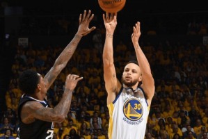  库里三分球里程碑，历史第一人  