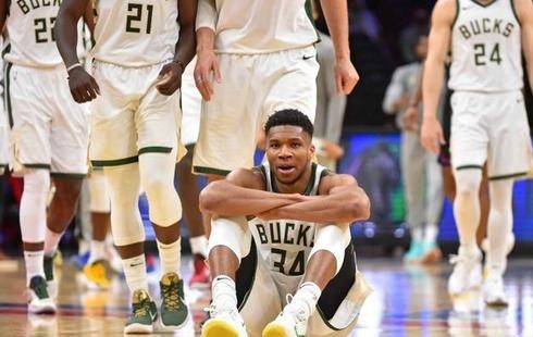  布克空砍45分难救主，太阳不敌国王遭三连败  