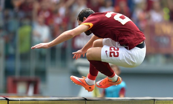  罗马定位球战术奏效，曼奇尼头槌制胜球