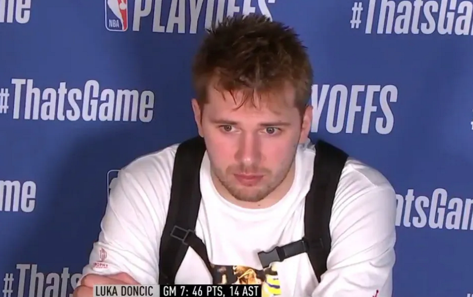  东契奇超远压哨三分独行侠险胜雷霆止连败